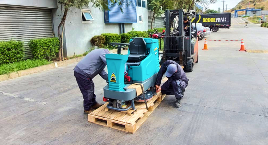 Fregadora industrial E83: limpieza eficiente y sin esfuerzo.